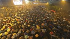Vzpoura mladých obyvatel Hongkongu už dostala jméno „deštníková“. Revoltující mládež používá deštníky nejen proti ostrému slunci a poté prudkému dešti, ale i proti slznému plynu