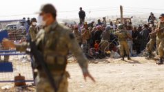 Kurdští uprchlíci z Kobani čekají na syrsko-turecké hranici