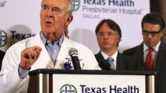 Edward Goodman, epidemiolog Presbyteriánské nemocnice v Dallasu informuje novináře o hospitalizaci muže nakaženého ebolou