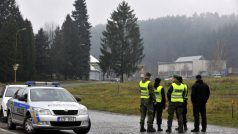 Kvůli novým výbuchům v muniční skladě ve Vrběticích policie uzavřela i silnici na Vlárské strojírny ve Slavičíně