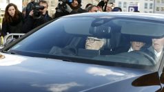 Bývalý šéf MMF Dominique Strauss-Kahn přijíždí (na zadním sedadle automobilu) na zahájení soudního řízení v Lille