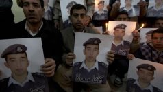 Bratr jordánského pilota zajatého džihádisty z hnutí Islámský stát drží jeho fotografii
