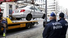 Belgičtí policisté odstraňují u Evropského parlamentu auto muže ze Slovenska, kterého zadrželi v maskovací uniformě a v jehož voze byla zbraň a motorová pila
