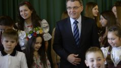 Ministr zahraničních věcí Lubomír Zaorálek (ČSSD) přivítal první skupinu ukrajinských dětí, které přijely na dvoutýdenní ozdravný pobyt