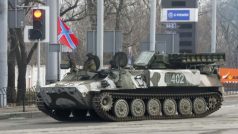 Proruští rebelové s protiletadlovým systémem Strela-10 v Donětsku