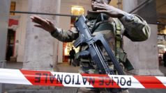 Francouzský voják hlídá u židovského komunitního centra, kde tři vojáky napadl útočník nožem