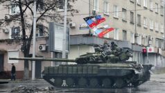 Tank proruských separatistů v ulicích Doněcku