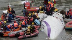 Záchranné práce komplikuje především to, že část letadla je pod vodou