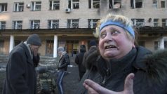 Místní žena před zničenou nemocnicí v Doněcku