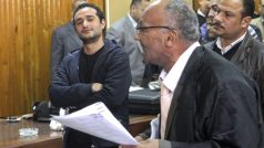 Ahmad Dúma před soudem v Cairo