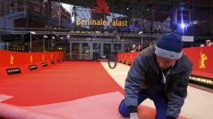 Pracovníci pokládají červený koberec před zahájením filmového festivalu Berlinale