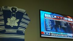 Starý dres Torona Maple Leafs v jedné z restaurací v Québecu