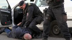 Policisté zadrželi ministra vnitra Milana Chovance při hraném zásahu