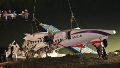 Záchranný tým vytahuje z řeky trosky letadla společnosti TransAsia Airways