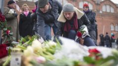 Lidé kladou květiny u místa střelby v Kodani