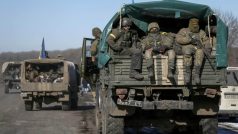 Ukrajinští vojáci opouštějí Debalcevo