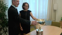 Trofej předal pražské primátorce Adrianě Krnáčové zástupce generálního sekretáře Mezinárodní hokejové federace Hannes Ederer