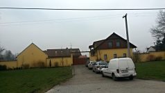 Kriminalisté prohledávají dům majitele muničního skladu ve Slatině