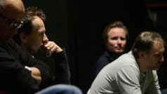Režisér Martin Čičvák (vlevo) na tiskové konferenci k premiéře hry Bratři Karamazovi.  Zprava jsou herci Martin Finger a Honza Hájek