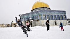 Školy v Jeruzalémě zůstaly zavřené, děti si tak mohly u Skalního dómu užívat sněhových radovánek