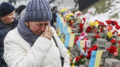 Lidé si připomínají květinami a vlajkami výročí krvavého potlačení protivládní demonstrace na náměstí Nezávislosti v Kyjevě