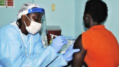 Vyšetření pacientky s ebolou (ilustrační foto)