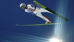 Norský skokan na lyžích Rune Velta po 1. kole v čele závodu na středním můstku