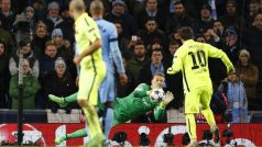 Gólman City Joe Hart likviduje penaltu barcelonského kanonýra Lionela Messiho
