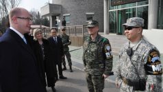 Předseda vlády Bohuslav Sobotka navštívil hranici mezi Jižní Koreou a KLDR