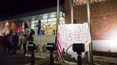 Protestující pověsili před policejní stanici ve Fergusonu nápis „Zde žije rasismus“