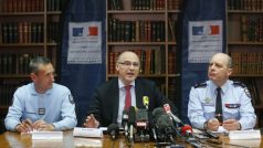 Francouzský prokurátor Brice Robin (uprostřed) na tiskové konferenci v Marseille po oznámení nálezu druhé černé skříňky havarovaného airbusu společnosti Germanwings