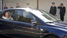 Papež František mává při příjezdu do římské věznice Rebibbia