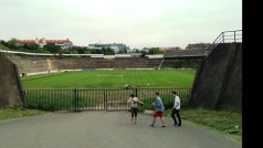 Pohled na brněnský stadion Za Lužánkami. Vymýcená tribuna nalevo, zarostlá napravo (snímek z roku 2015)