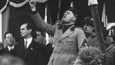 Benito Mussolini při projevu v Mailandu v květnu 1930