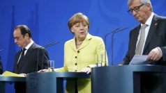 Zleva francouzský prezident François Hollande, německá kancléřka Angela Merkelová a předseda Evropské komise Jean-Claude Juncker před schůzkou k tématu řeckého dluhu, která se konala v Berlíně