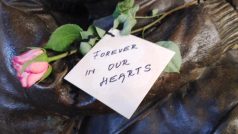 U sochy Nicholase Wintona leží i květiny se vzkazy „Děkujeme“ nebo „Navždy v našich srdcích“