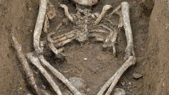 Hrob muže s nálezem nože z raně středověkého pohřebiště na třídě Milady Horákové