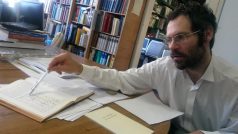Jazykovědec Jan Bičovský z Filosofické fakulty UK ukazuje chetitský text psaný klínovým písmem