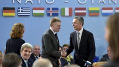 Generální tajemník NATO Jens Stoltenberg vítá ministra zahraničí Černé Hory Igora Lukšiće