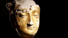 Výstava „Afghánistán – zachráněné poklady buddhismu“ v Náprstkově muzeu v Praze. Na snímku zlatá hlava Buddhy z lokality Mes Ajnak. Předmět pochází zhruba ze 4. až 7. století