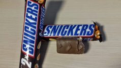 Čokoládová tyčinka Snickers, kterou vyrábí společnost Mars
