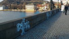 Neznámý vandal posprejoval Karlův most
