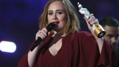 Adele se na Brit Awards stala nejlepší zpěvačkou roku. Získala i ceny za své album a hit Hello