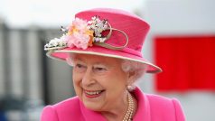 Klobouky, kostýmky, kabáty a perly. Britská královna Alžběta II. byla známá pro svou dokonalou barevnou souhru