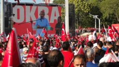 Šéf největší opoziční strany CHP Kemal Kilicdaroglu oslovuje své příznivce