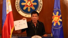 Filipínský prezident Rodrigo Duterte se schématem drogových kartelů v zemi