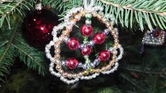 Poniklá je posledním místem na světě, kde se vyrábí vánoční ozdoby ze skleněných foukaných perliček