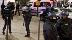 Francouzští policisté zajišťují ulici poblíž cestovní kanceláře v Paříži (ilustrační foto)