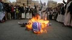 Demonstranti v Jemenu pálí napodobeninu amerického dronu