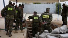Vojáci připravení ke zneškodnění bomby v řecké Soluni